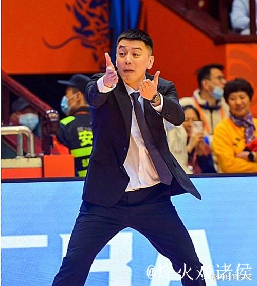 得分首次突破两位数，清华退学后扛起辽篮内线，杨鸣激情呐喊